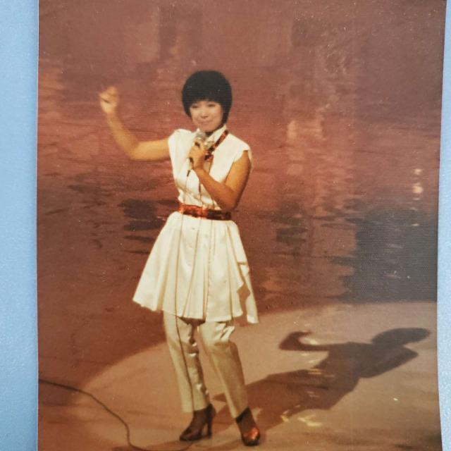 込み★超激レア★40年以上前の物★榊原郁恵さんの生写真★2枚★ < タレントグッズ  込み★超激レア★40年以上前の物★榊原郁恵さんの生写真★2枚★ < タレントグッズの