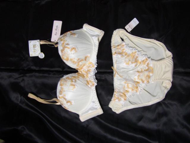 光沢アイボリーホワイト系刺繍使いD70M脇高ブラ < 女性ファッション  光沢アイボリーホワイト系刺繍使いD70M脇高ブラ  < 女性ファッションの