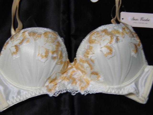 光沢アイボリーホワイト系刺繍使いD70M脇高ブラ < 女性ファッション  光沢アイボリーホワイト系刺繍使いD70M脇高ブラ < 女性ファッションの