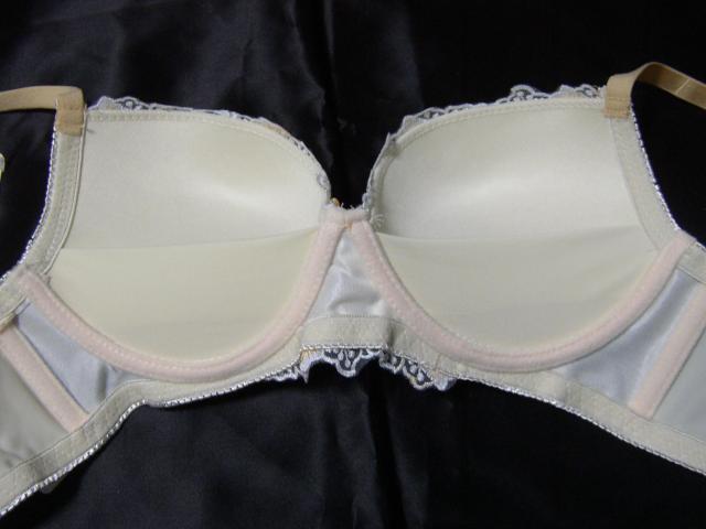 光沢アイボリーホワイト系刺繍使いD70M脇高ブラ < 女性ファッション  光沢アイボリーホワイト系刺繍使いD70M脇高ブラ < 女性ファッションの