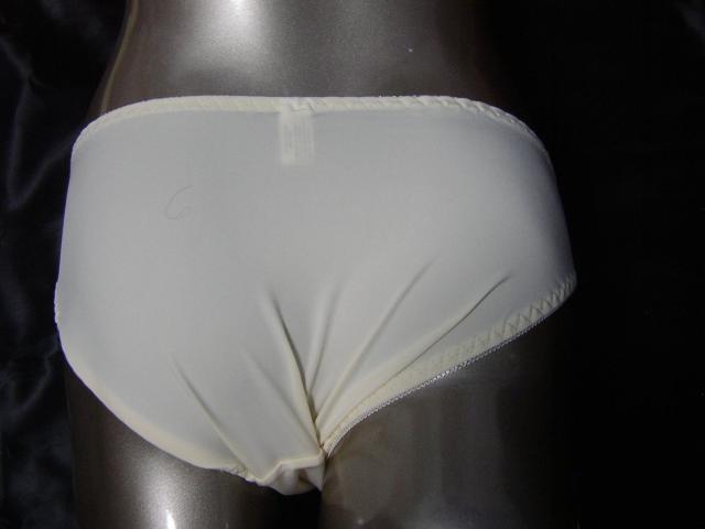 光沢アイボリーホワイト系刺繍使いD70M脇高ブラ < 女性ファッション  光沢アイボリーホワイト系刺繍使いD70M脇高ブラ < 女性ファッションの