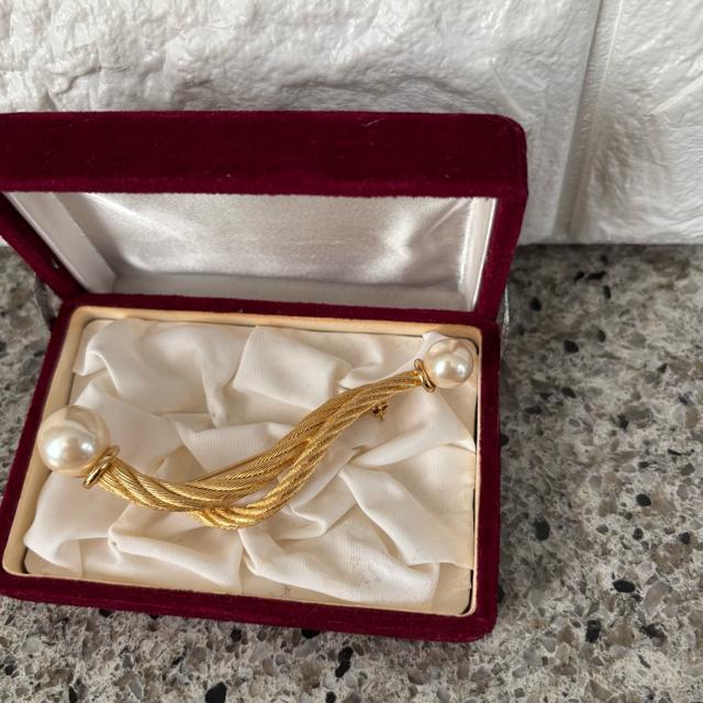 【美品】Christian Dior クリスチャンディーオル フェイクパール ブローチ Dior ゴールド アクセサリー < 女性アクセサリー/時計 【美品】Christian Dior クリスチャンディーオル フェイクパール ブローチ Dior ゴールド アクセサリー < 女性アクセサリー/時計の