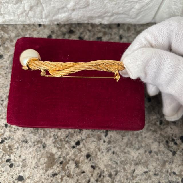 【美品】Christian Dior クリスチャンディーオル フェイクパール ブローチ Dior ゴールド アクセサリー < 女性アクセサリー/時計 【美品】Christian Dior クリスチャンディーオル フェイクパール ブローチ Dior ゴールド アクセサリー < 女性アクセサリー/時計の