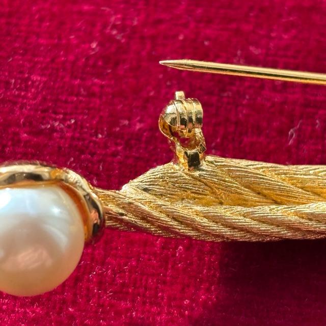 【美品】Christian Dior クリスチャンディーオル フェイクパール ブローチ Dior ゴールド アクセサリー < 女性アクセサリー/時計 【美品】Christian Dior クリスチャンディーオル フェイクパール ブローチ Dior ゴールド アクセサリー < 女性アクセサリー/時計の