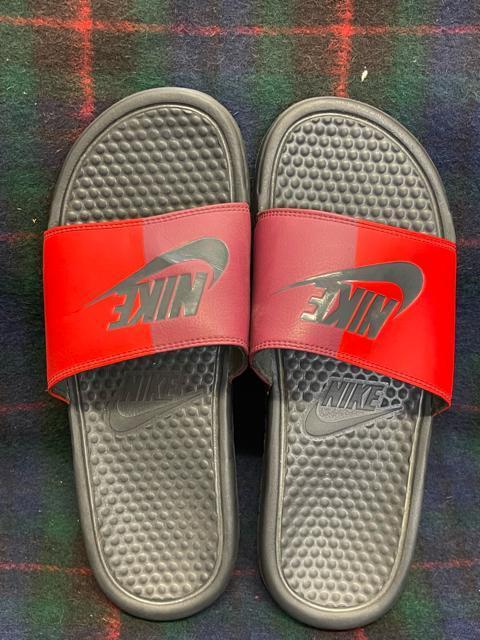 NIKE ナイキ ベナッシ サンダル レッド系 26センチ < ブランド  NIKE ナイキ ベナッシ サンダル レッド系 26センチ < ブランドの