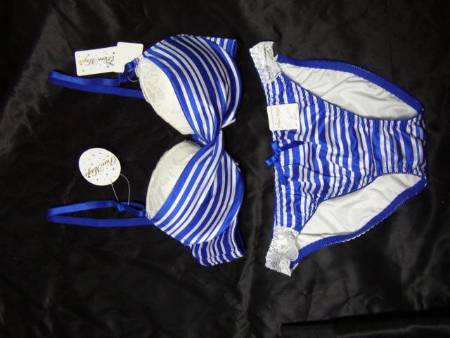 �u���[�ƃz���C�g����X�g���C�v�b�V�O�l���C���[���� 