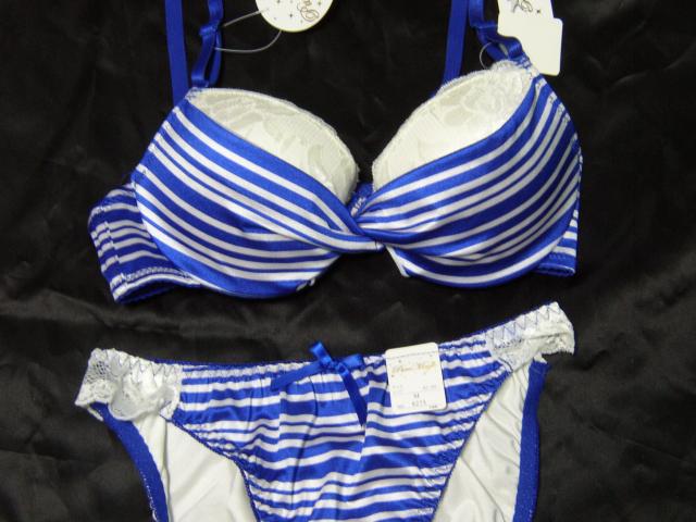 �u���[�ƃz���C�g����X�g���C�v�b�V�O�l���C���[����