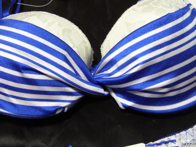 �u���[�ƃz���C�g����X�g���C�v�b�V�O�l���C���[����