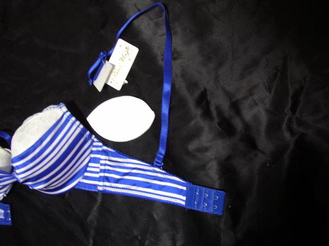 �u���[�ƃz���C�g����X�g���C�v�b�V�O�l���C���[����