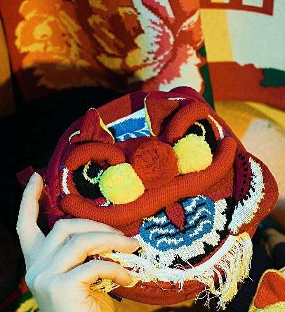 香港hoopla Red Lion Dance Lion Head Crossbody Bag獅子舞の頭の斜めかけバッグジャカード < 女性ファッション 香港hoopla Red Lion Dance Lion Head Crossbody Bag獅子舞の頭の斜めかけバッグジャカード < 女性ファッションの