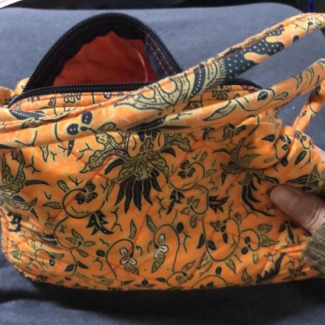 エスニック柄キルティングバッグ オレンジ バティック風 和洋折衷デザイン 肩掛け可能 < 女性ファッション エスニック柄キルティングバッグ オレンジ バティック風 和洋折衷デザイン 肩掛け可能 < 女性ファッションの