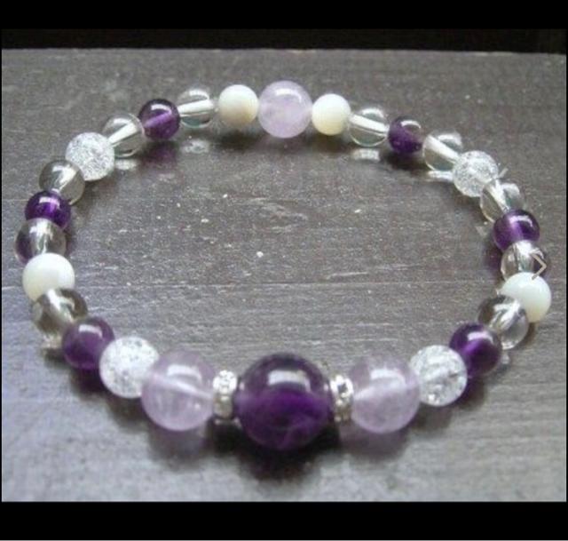 アメジストxクラック水晶xマザーオブパールブレスレット < 女性アクセサリー/時計 アメジストxクラック水晶xマザーオブパールブレスレット < 女性アクセサリー/時計の