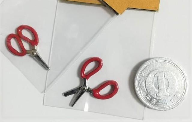 ミニチュア★ハサミ★赤★チョキチョキと動き簡単な物は切れます♪ < おもちゃ ミニチュア★ハサミ★赤★チョキチョキと動き簡単な物は切れます♪ < おもちゃの