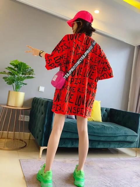 爆ヤス価格1590円★女性用半袖Tシャツ、幾何学プリント&モチベーショナルレタリング USAサイズM(日本サイズL相当)赤 < 女性ファッション 爆ヤス価格1590円★女性用半袖Tシャツ、幾何学プリント&モチベーショナルレタリング USAサイズM(日本サイズL相当)赤 < 女性ファッションの