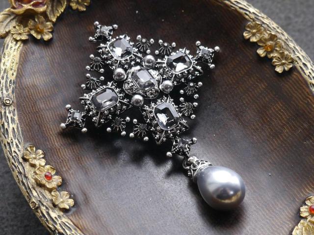 新品 アンティーク調ゴシック十字架モチーフ黒系ストーンブローチ < 女性アクセサリー/時計  新品 アンティーク調ゴシック十字架モチーフ黒系ストーンブローチ < 女性アクセサリー/時計の