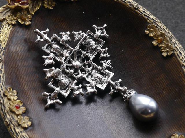 新品 アンティーク調ゴシック十字架モチーフ黒系ストーンブローチ < 女性アクセサリー/時計  新品 アンティーク調ゴシック十字架モチーフ黒系ストーンブローチ < 女性アクセサリー/時計の