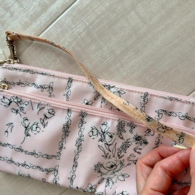 ◆Laura Ashley/ローラアシュレイ◆新品!!パスポートホルダー★ポーチ*ピンク*カーネーション < ブランド ◆Laura Ashley/ローラアシュレイ◆新品!!パスポートホルダー★ポーチ*ピンク*カーネーション < ブランドの