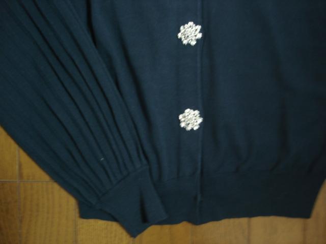 ★クイーンズコート ボタンがキュートな袖プリーツデザインニット★着用2・3度!超激安! < ブランド ★クイーンズコート ボタンがキュートな袖プリーツデザインニット★着用2・3度!超激安! < ブランドの