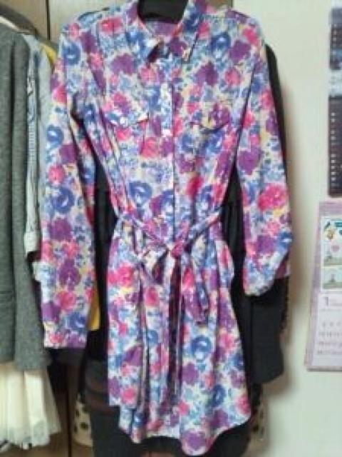 ピンクシャツワンピースベルト付き紫色黄色花柄長袖日本製S〜M < 女性ファッション  ピンクシャツワンピースベルト付き紫色黄色花柄長袖日本製S〜M  < 女性ファッションの