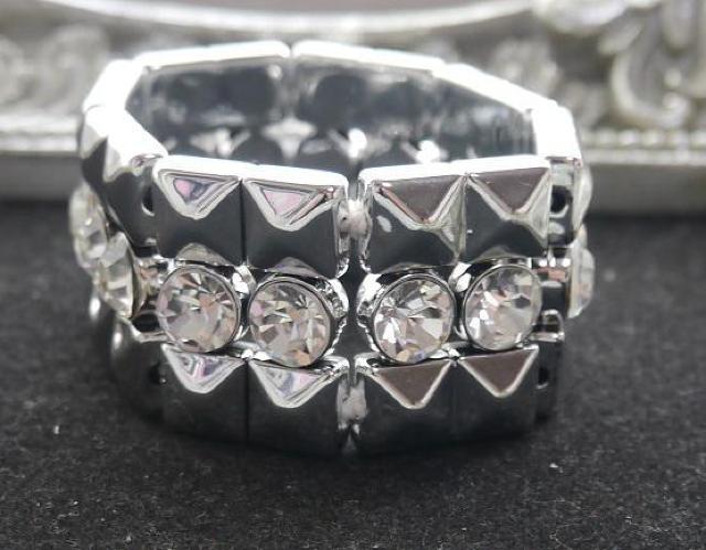 新品 アンティーク調クリアストーンブレスレット < 女性アクセサリー/時計 新品 アンティーク調クリアストーンブレスレット < 女性アクセサリー/時計の