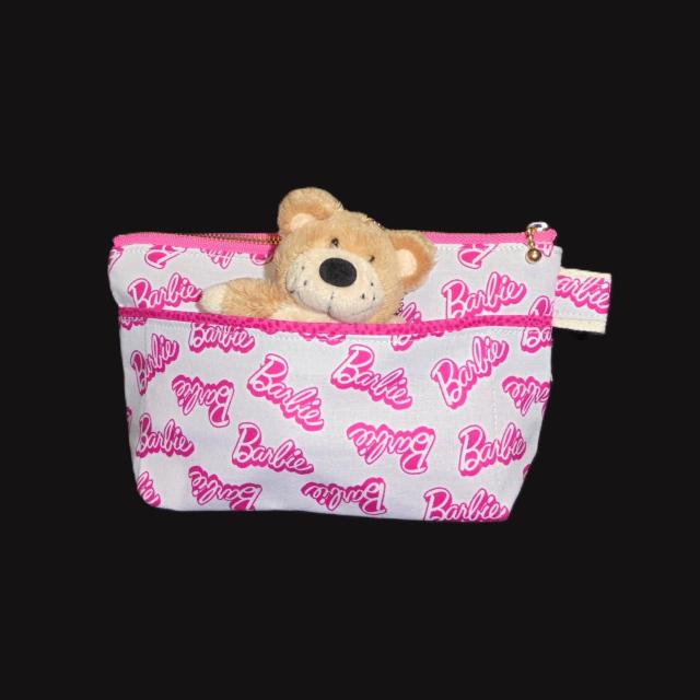 【21p】◆Barbie◆バービーピンクロゴ×白地◆ファスナーポーチ < 女性ファッション 【21p】◆Barbie◆バービーピンクロゴ×白地◆ファスナーポーチ < 女性ファッションの