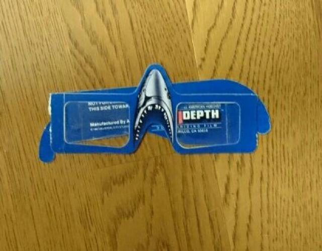 ジョーズ 3 3-Dメガネ付き 映画パンフレット 1983 < ホビー  ジョーズ 3 3-Dメガネ付き 映画パンフレット 1983 < ホビーの