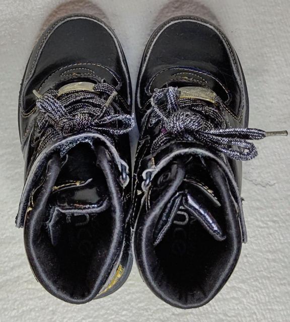 瞬足★ダンスシューズ★19cm★子供用★ハイカットスニーカー★可愛い★保育園★幼稚園★小学生★キッズスニーカー★靴★美品★送料無料 < キッズ/ベビー  瞬足★ダンスシューズ★19cm★子供用★ハイカットスニーカー★可愛い★保育園★幼稚園★小学生★キッズスニーカー★靴★美品★送料無料 < キッズ/ベビーの