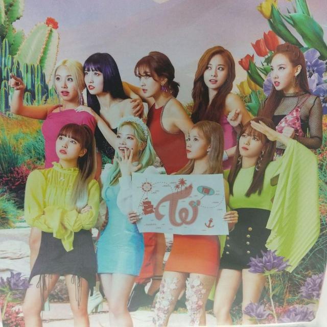 TWICE 写真集の切り抜き集 Minaの写真多め 約80ページ分 B5クリアブック ミナ < タレントグッズ  TWICE 写真集の切り抜き集 Minaの写真多め 約80ページ分 B5クリアブック ミナ < タレントグッズの