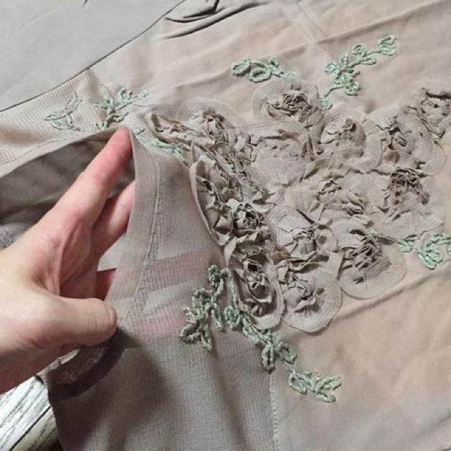 ニュアンスベージュのお洒落フラワーTシャツ Mサイズ < 女性ファッション  ニュアンスベージュのお洒落フラワーTシャツ Mサイズ < 女性ファッションの