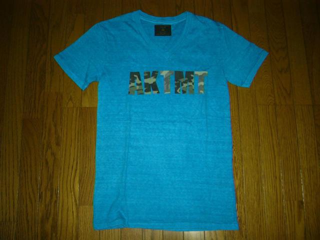 TMT × AKM カットソー M 青 V字 Tシャツカモフラ ロゴ LOGO 迷彩 AKTMT エーケーエム ティーエムティー < ブランド TMT × AKM カットソー M 青 V字 Tシャツカモフラ ロゴ LOGO 迷彩 AKTMT エーケーエム ティーエムティー < ブランドの