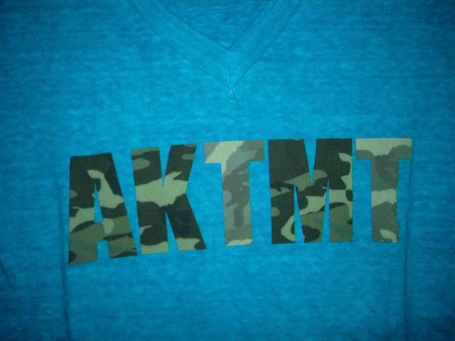 TMT × AKM カットソー M 青 V字 Tシャツカモフラ ロゴ LOGO 迷彩 AKTMT エーケーエム ティーエムティー < ブランド TMT × AKM カットソー M 青 V字 Tシャツカモフラ ロゴ LOGO 迷彩 AKTMT エーケーエム ティーエムティー < ブランドの