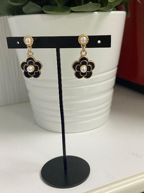 ハンドメイド 黒のカメリアの樹脂イヤリング(ノンホールピアス) < 女性ファッション  ハンドメイド 黒のカメリアの樹脂イヤリング(ノンホールピアス)  < 女性ファッションの