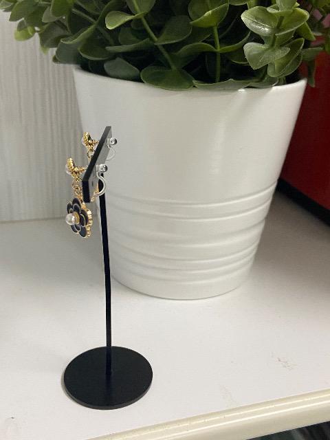 ハンドメイド 黒のカメリアの樹脂イヤリング(ノンホールピアス) < 女性ファッション  ハンドメイド 黒のカメリアの樹脂イヤリング(ノンホールピアス) < 女性ファッションの