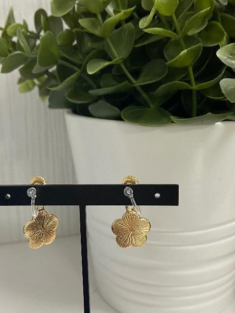 ハンドメイド 黒のカメリアの樹脂イヤリング(ノンホールピアス) < 女性ファッション  ハンドメイド 黒のカメリアの樹脂イヤリング(ノンホールピアス) < 女性ファッションの