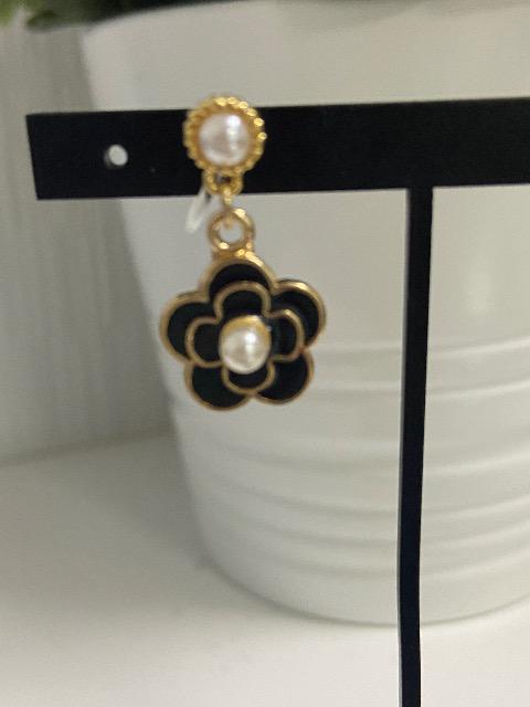 ハンドメイド 黒のカメリアの樹脂イヤリング(ノンホールピアス) < 女性ファッション  ハンドメイド 黒のカメリアの樹脂イヤリング(ノンホールピアス) < 女性ファッションの