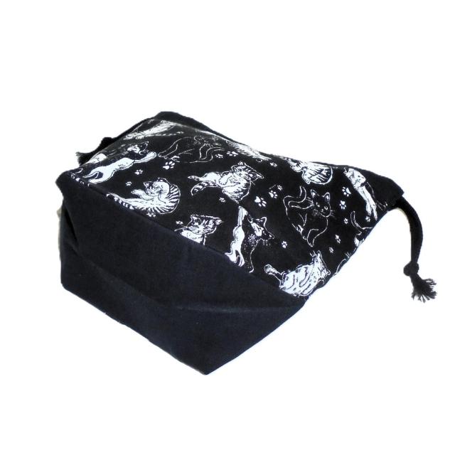 【底マチ幅が広い巾着】◆黒猫・ハチワレ・サバトラ・肉球×黒地◆裏地あり巾着 < 女性ファッション 【底マチ幅が広い巾着】◆黒猫・ハチワレ・サバトラ・肉球×黒地◆裏地あり巾着 < 女性ファッションの