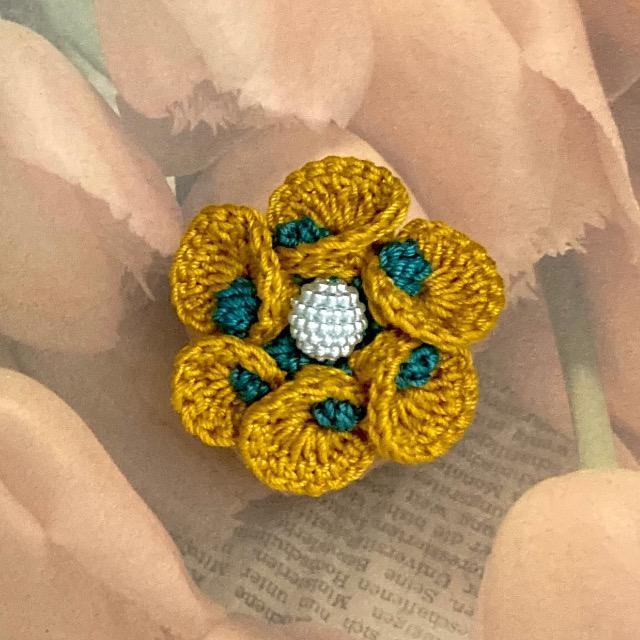 ハンドメイド♪レース編み 花びらがカールしたお花モチーフのブローチ < 女性ファッション  ハンドメイド♪レース編み 花びらがカールしたお花モチーフのブローチ  < 女性ファッションの