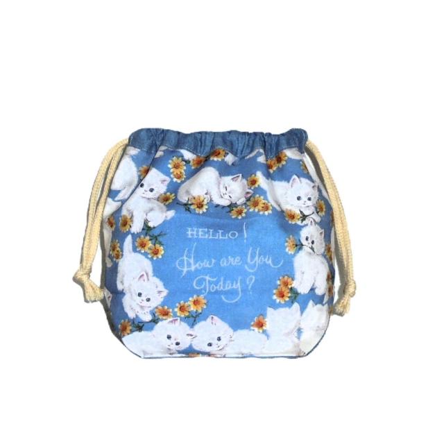 【底マチ幅が広い巾着】◆ふわふわぽわぽわ白猫・マーガレット×ブルー地◆ < 女性ファッション 【底マチ幅が広い巾着】◆ふわふわぽわぽわ白猫・マーガレット×ブルー地◆ < 女性ファッションの