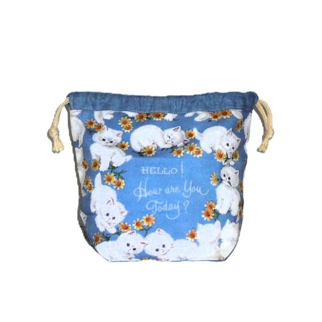 【底マチ幅が広い巾着】◆ふわふわぽわぽわ白猫・マーガレット×ブルー地◆ < 女性ファッション 【底マチ幅が広い巾着】◆ふわふわぽわぽわ白猫・マーガレット×ブルー地◆ < 女性ファッションの