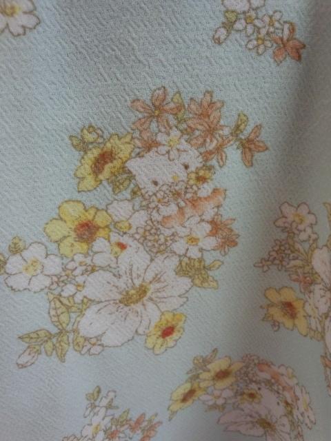 〓涼しげな空色にお花柄とキティちゃんがとってもキュートなミニ丈フレアスカート < 女性ファッション  〓涼しげな空色にお花柄とキティちゃんがとってもキュートなミニ丈フレアスカート < 女性ファッションの