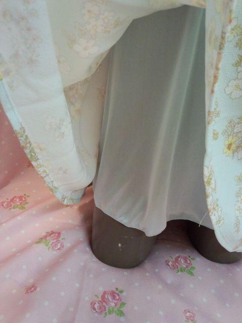 〓涼しげな空色にお花柄とキティちゃんがとってもキュートなミニ丈フレアスカート < 女性ファッション  〓涼しげな空色にお花柄とキティちゃんがとってもキュートなミニ丈フレアスカート < 女性ファッションの