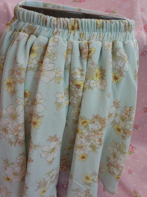 〓涼しげな空色にお花柄とキティちゃんがとってもキュートなミニ丈フレアスカート < 女性ファッション  〓涼しげな空色にお花柄とキティちゃんがとってもキュートなミニ丈フレアスカート < 女性ファッションの