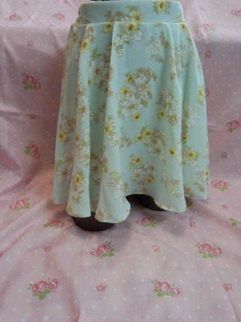 〓涼しげな空色にお花柄とキティちゃんがとってもキュートなミニ丈フレアスカート < 女性ファッション  〓涼しげな空色にお花柄とキティちゃんがとってもキュートなミニ丈フレアスカート < 女性ファッションの