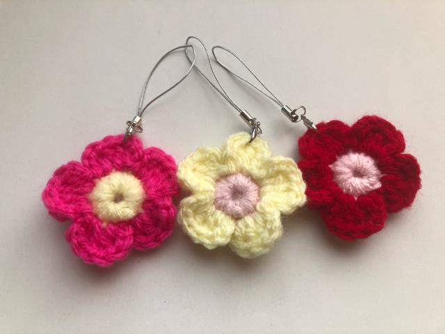 ハンドメイド ストラップ チャーム 携帯クリーナー お花みっつ♪ < 女性ファッション  ハンドメイド ストラップ チャーム 携帯クリーナー お花みっつ♪  < 女性ファッションの