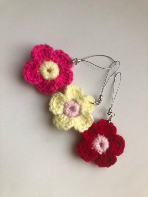 ハンドメイド ストラップ チャーム 携帯クリーナー お花みっつ♪ < 女性ファッション  ハンドメイド ストラップ チャーム 携帯クリーナー お花みっつ♪ < 女性ファッションの