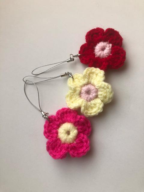 ハンドメイド ストラップ チャーム 携帯クリーナー お花みっつ♪ < 女性ファッション  ハンドメイド ストラップ チャーム 携帯クリーナー お花みっつ♪ < 女性ファッションの