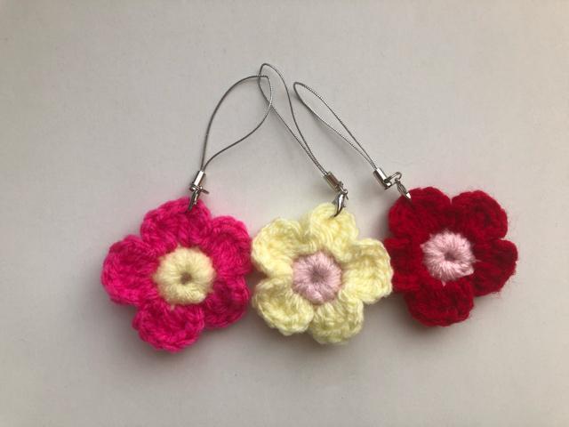 ハンドメイド ストラップ チャーム 携帯クリーナー お花みっつ♪ < 女性ファッション  ハンドメイド ストラップ チャーム 携帯クリーナー お花みっつ♪ < 女性ファッションの