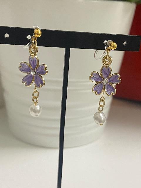 ハンドメイド 紫の花のチャームと変形パールビーズを使用した樹脂のノンホールピアス(イヤリング) < 女性ファッション  ハンドメイド 紫の花のチャームと変形パールビーズを使用した樹脂のノンホールピアス(イヤリング)  < 女性ファッションの