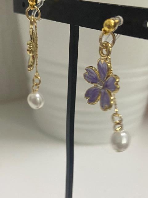 ハンドメイド 紫の花のチャームと変形パールビーズを使用した樹脂のノンホールピアス(イヤリング) < 女性ファッション  ハンドメイド 紫の花のチャームと変形パールビーズを使用した樹脂のノンホールピアス(イヤリング) < 女性ファッションの