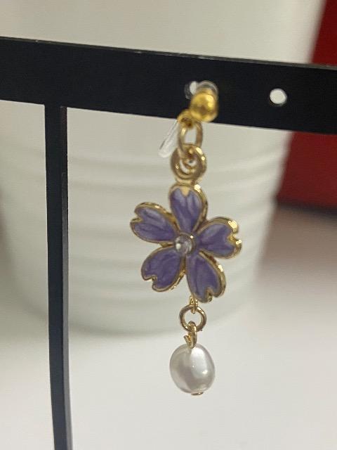 ハンドメイド 紫の花のチャームと変形パールビーズを使用した樹脂のノンホールピアス(イヤリング) < 女性ファッション  ハンドメイド 紫の花のチャームと変形パールビーズを使用した樹脂のノンホールピアス(イヤリング) < 女性ファッションの